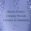 Tekst na opakowaniu kosmetyku z nutami zapachowymi Moon Flower, Creamy Woods oraz Dreamy in shimmer, ozdobiony drobnymi brokatowymi elementami