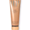Beżowe opakowanie balsamu do ciała Victoria’s Secret Bare Vanilla z efektem shimmer, przeznaczonego do nawilżenia i nadania skórze subtelnego połysku