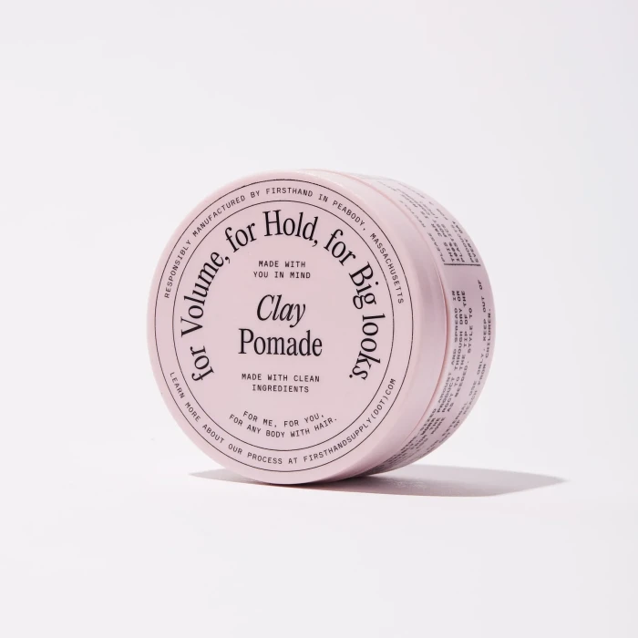 Okrągłe opakowanie pomady do włosów Clay Pomade przeznaczonej do stylizacji, zapewniającej objętość i trwałe utrwalenie fryzury