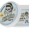 Opakowanie pomady Suavecito Kid’s przeznaczonej do stylizacji włosów dzieci, o łagodnej formule i bezpiecznym składzie