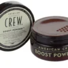 Dwa opakowania pudru American Crew Boost Powder do stylizacji włosów, jedno zamknięte i jedno otwarte, przeznaczone do zwiększenia objętości fryzury