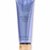 Fioletowe opakowanie balsamu do ciała Victoria’s Secret Midnight Bloom z efektem shimmer, przeznaczonego do nawilżenia i nadania połysku skórze