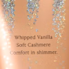 Tekst na opakowaniu kosmetyku z nutami zapachowymi Whipped Vanilla, Soft Cashmere oraz Comfort in shimmer, ozdobiony błyszczącymi drobinkami
